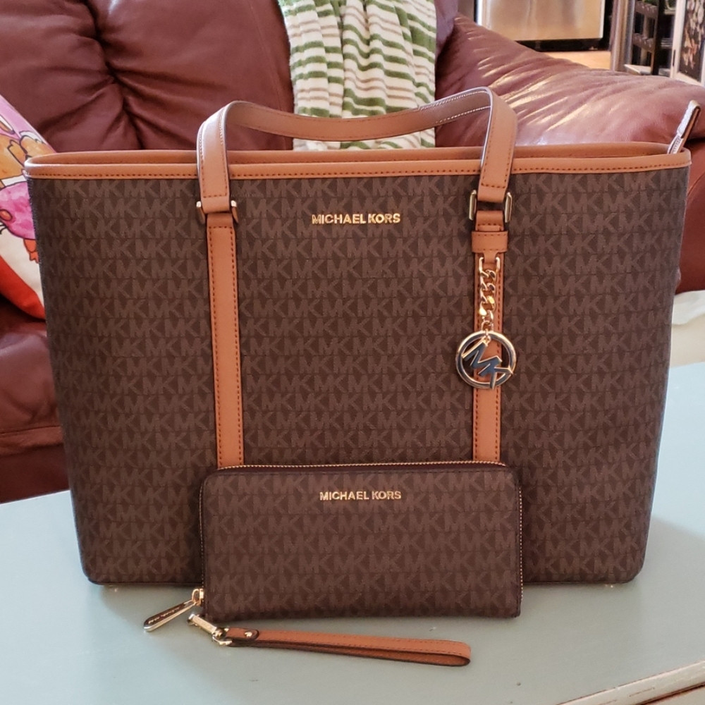 LIKE NEW Michael Kors Sady Bag and Wallet Set